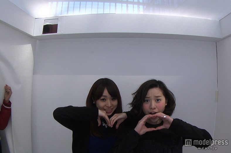 ポーズを取る読者モデルの片桐優妃と野口光咲