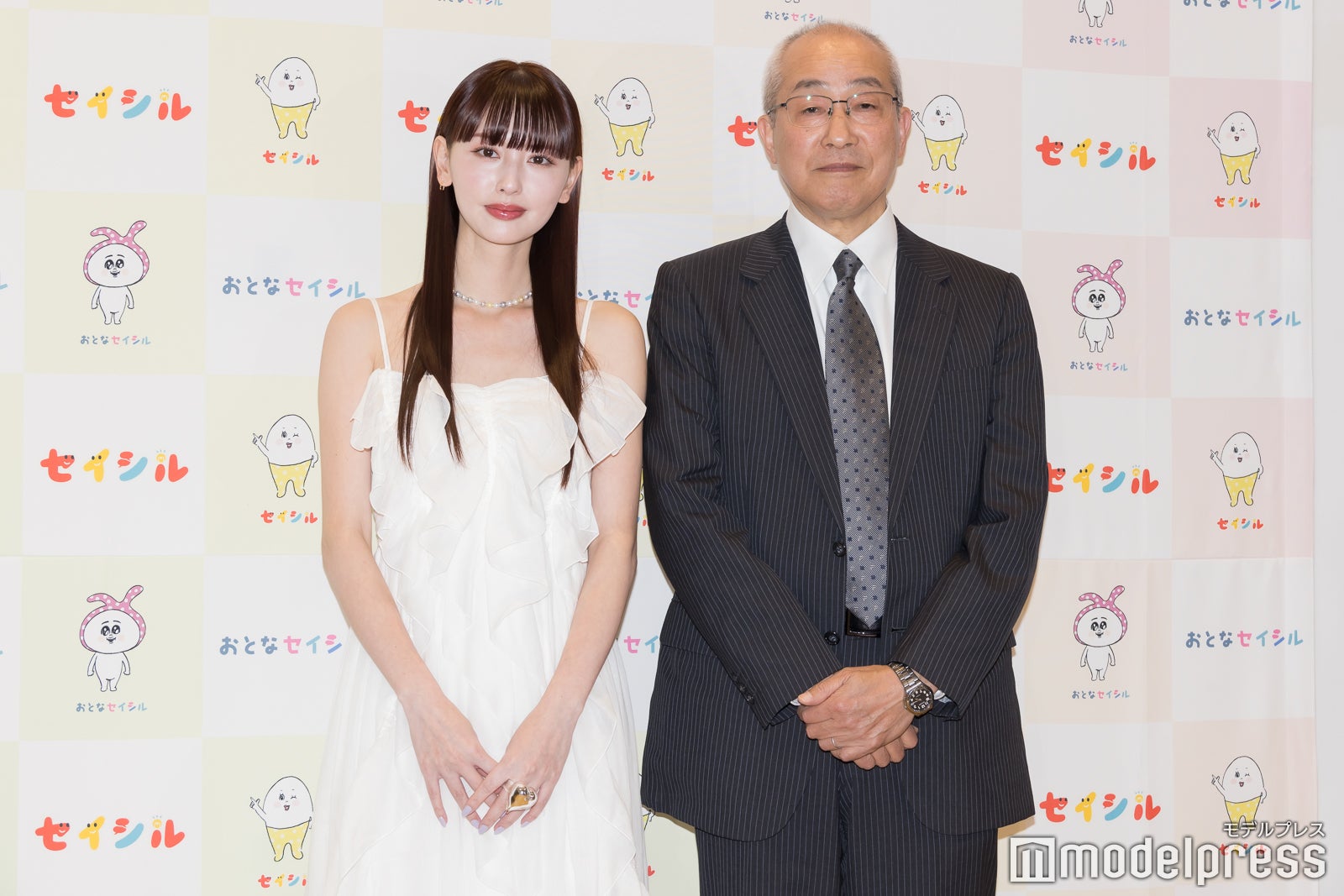 （左）鈴木えみ（C）モデルプレス