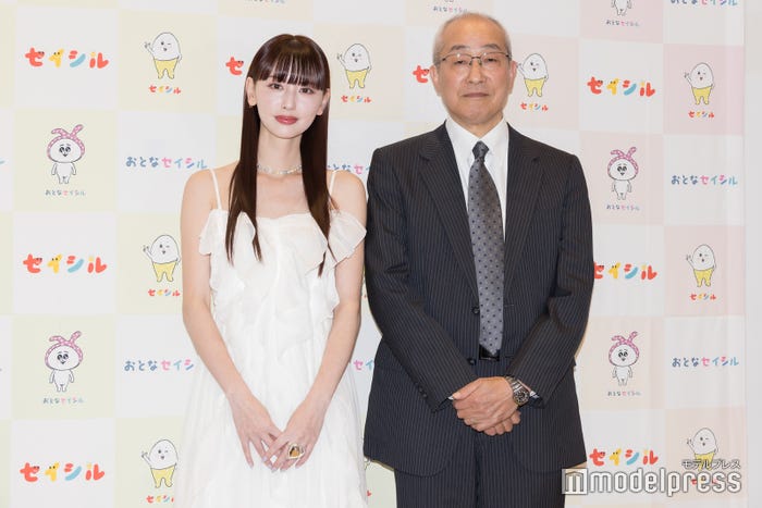 (左)鈴木えみ(C)モデルプレス