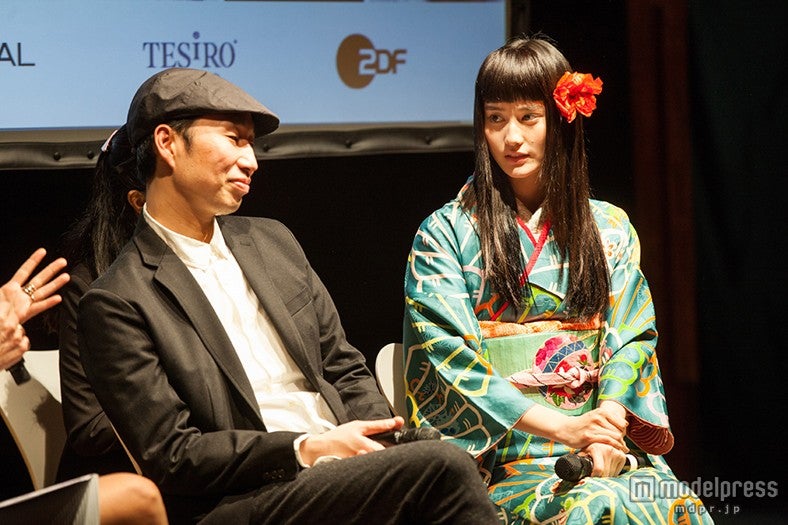 （左から）森淳一監督と橋本愛