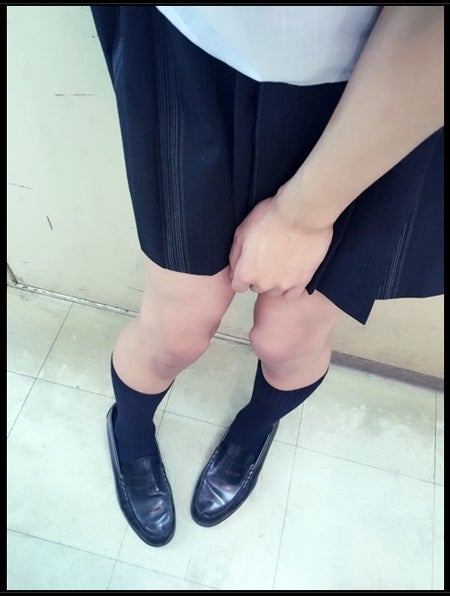 制服姿で内股の阿久津愼太郎／オフィシャルブログ（Ameba）より