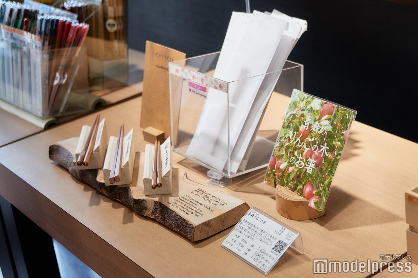 自然災害で倒れてしまったりんごの木を再利用(C)モデルプレス