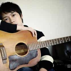 「らへん」で青木裕子とコラボする近藤晃央