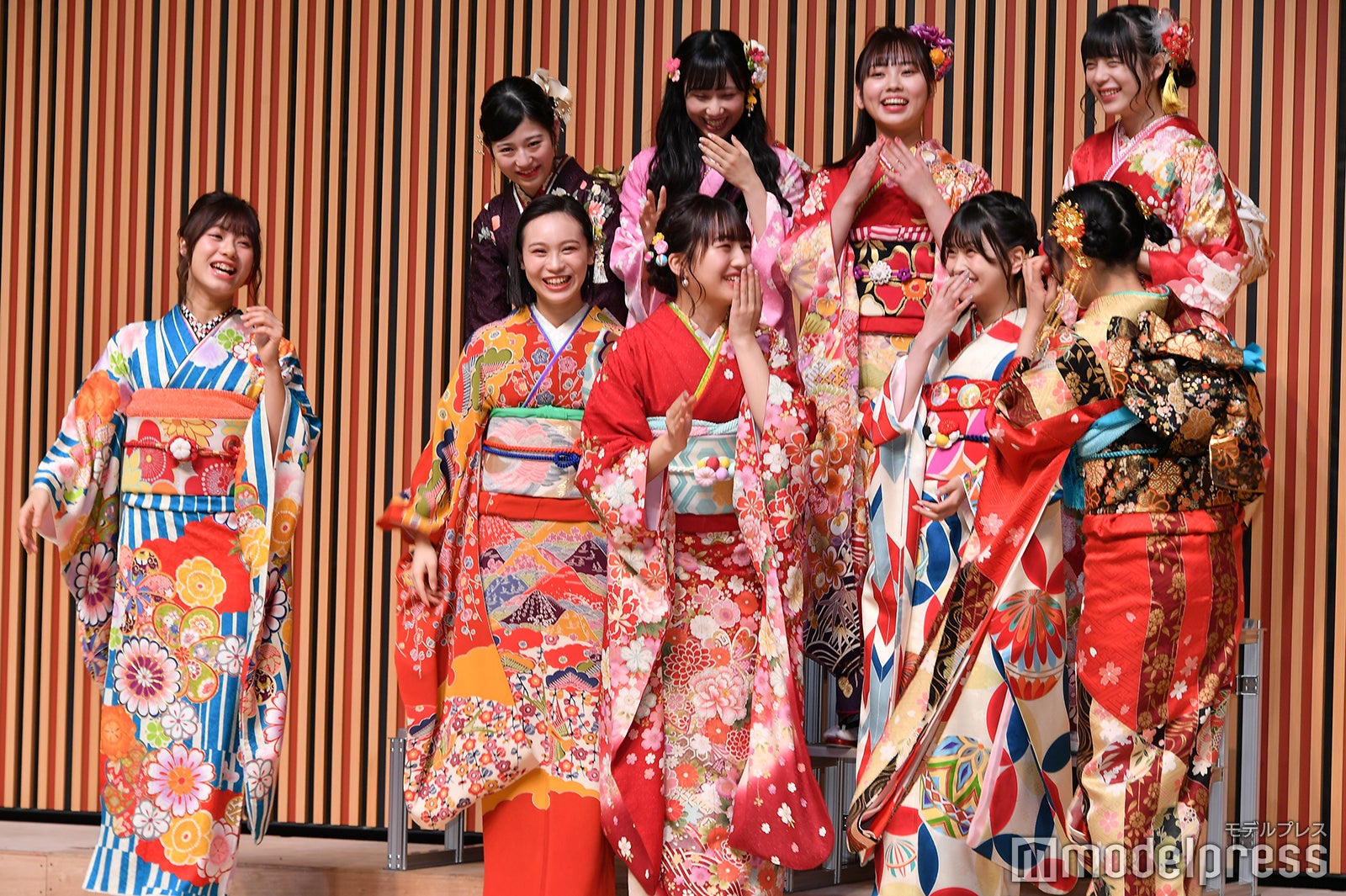 「すしざんまい」ポーズのシャッターの大きさに戸惑うHKT48（後列左から）月足天音、上野遥、山内祐奈、長野雅（前列左から）深川舞子、豊永阿紀、田島芽瑠、松岡はな、村川緋杏
 （C）モデルプレス