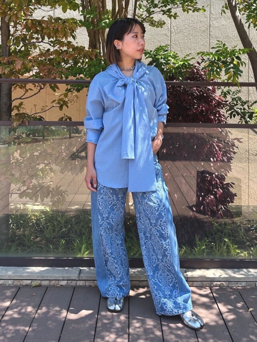 2026初夏大人女性おすすめビッグリボンタイブルーシャツワイドデニムコーデ