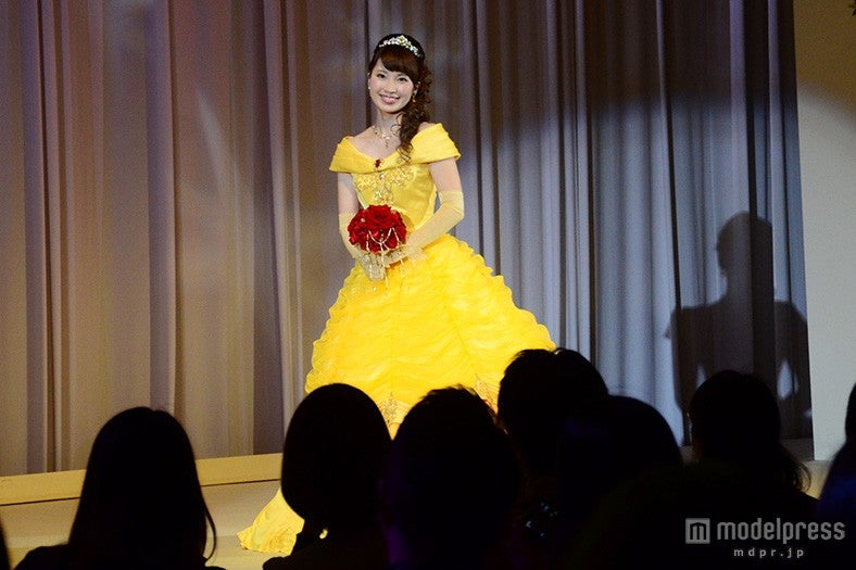 ベルをイメージしたカラードレス