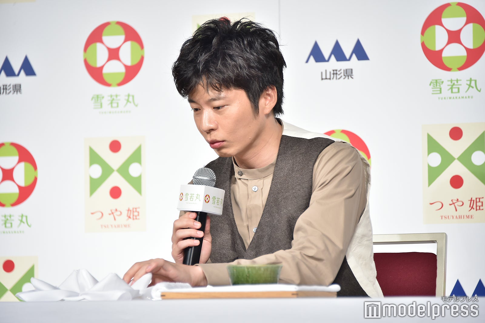 テーブルナプキンの作りに驚く田中圭（C）モデルプレス