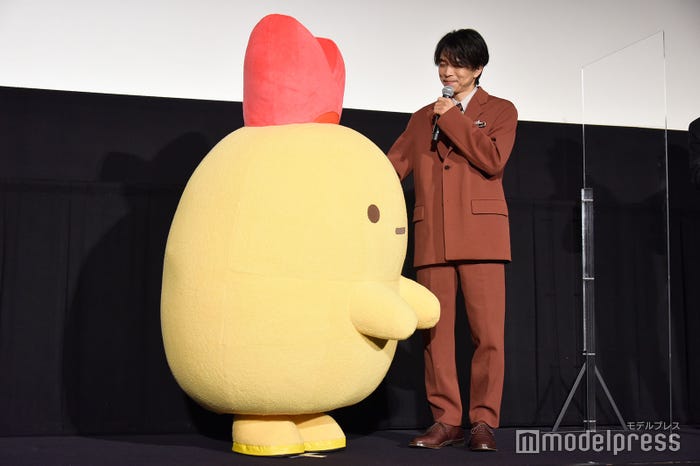 えびふらいのしっぽをおさわりする井ノ原快彦 (C)モデルプレス