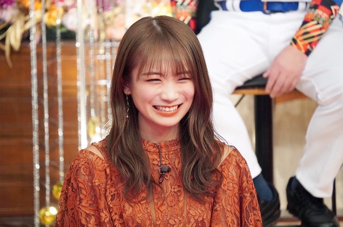 秋元真夏 (C)テレビ東京