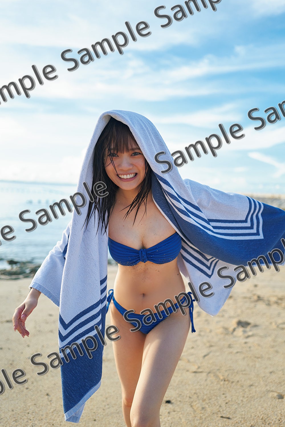 宮田愛萌、セブの海・ナイトマーケットで素の表情 1st写真集特典解禁