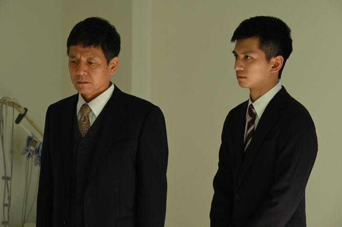 勝村政信、田中偉登「めぐる未来」第1話より(C)読売テレビ