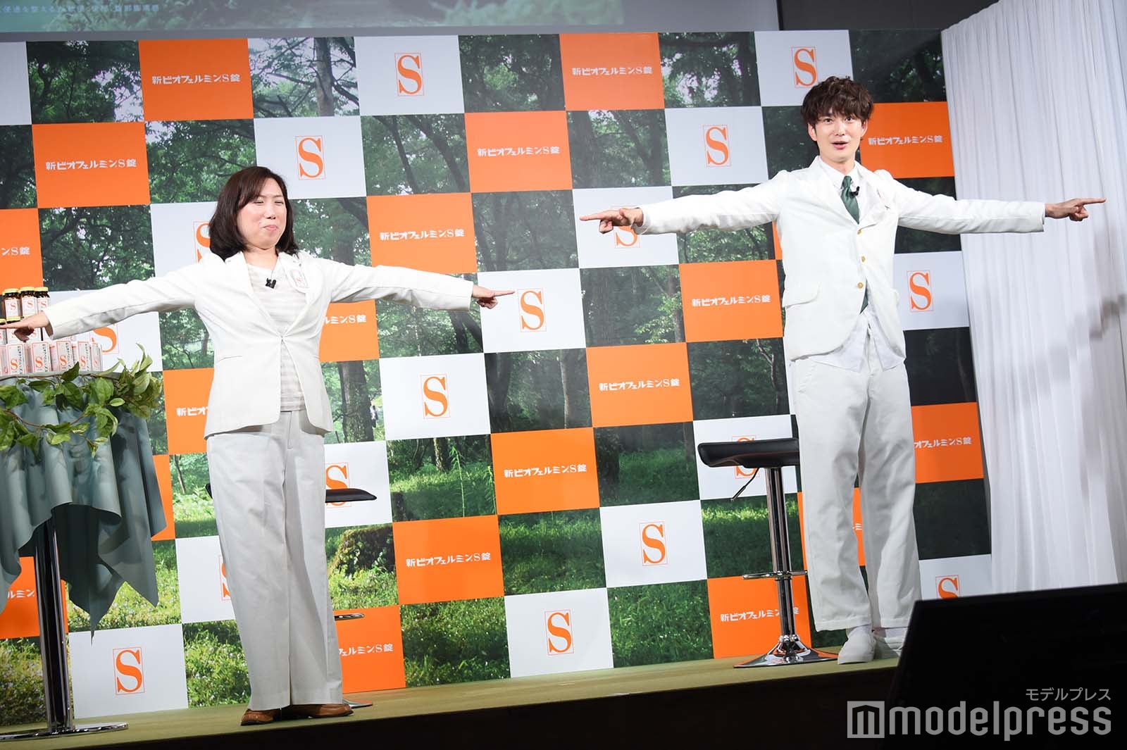 “腸活ストレッチ”中の岡田将生（右）（C）モデルプレス