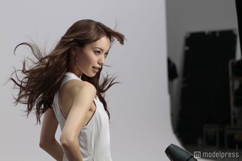 蛯原友里（CMメイキング）