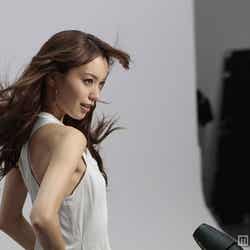 蛯原友里(CMメイキング)