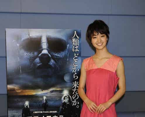 剛力彩芽、ショーパンで美脚披露!収録現場でハプニング