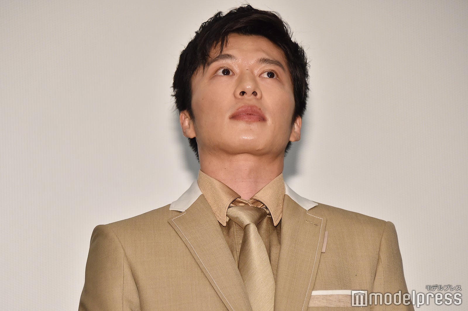 会場を見渡す田中圭（C）モデルプレス