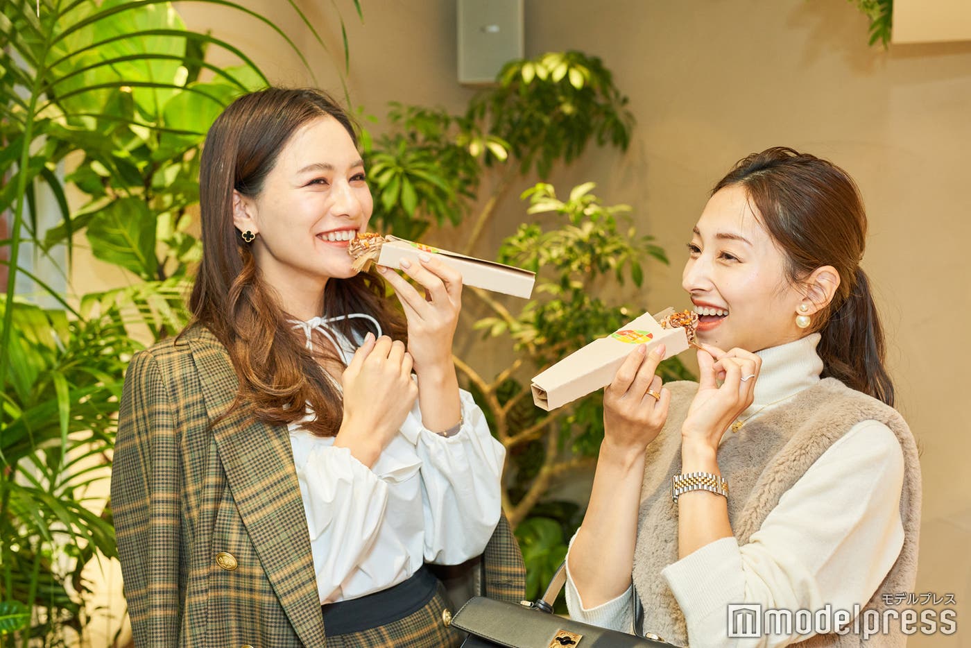 味が混ざらないように横向きに食べるのがオススメ(C)モデルプレス