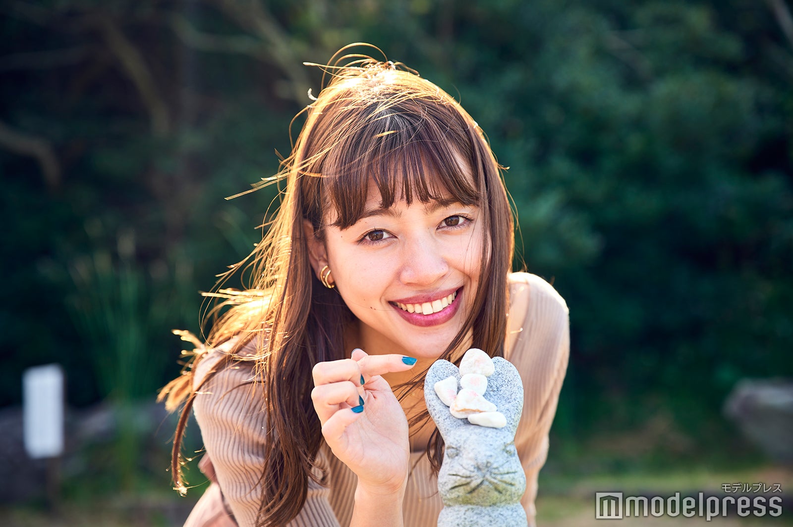 五縁を結ぶ「結び石」は、大国主命と八上姫の縁結びにちなんだ縁起物（C）モデルプレス