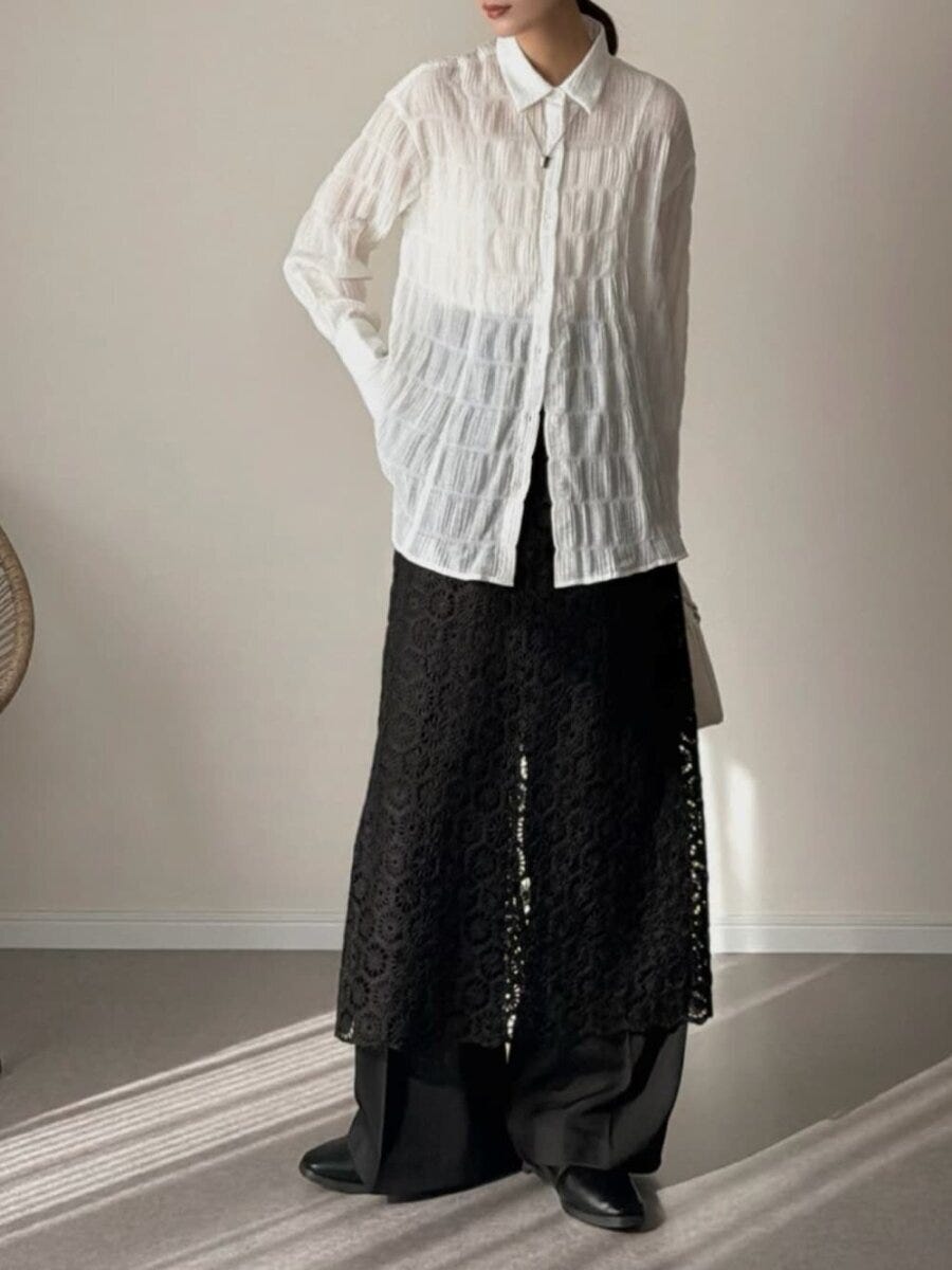 2026春大人女性モノトーン透け感レイヤードコーデ