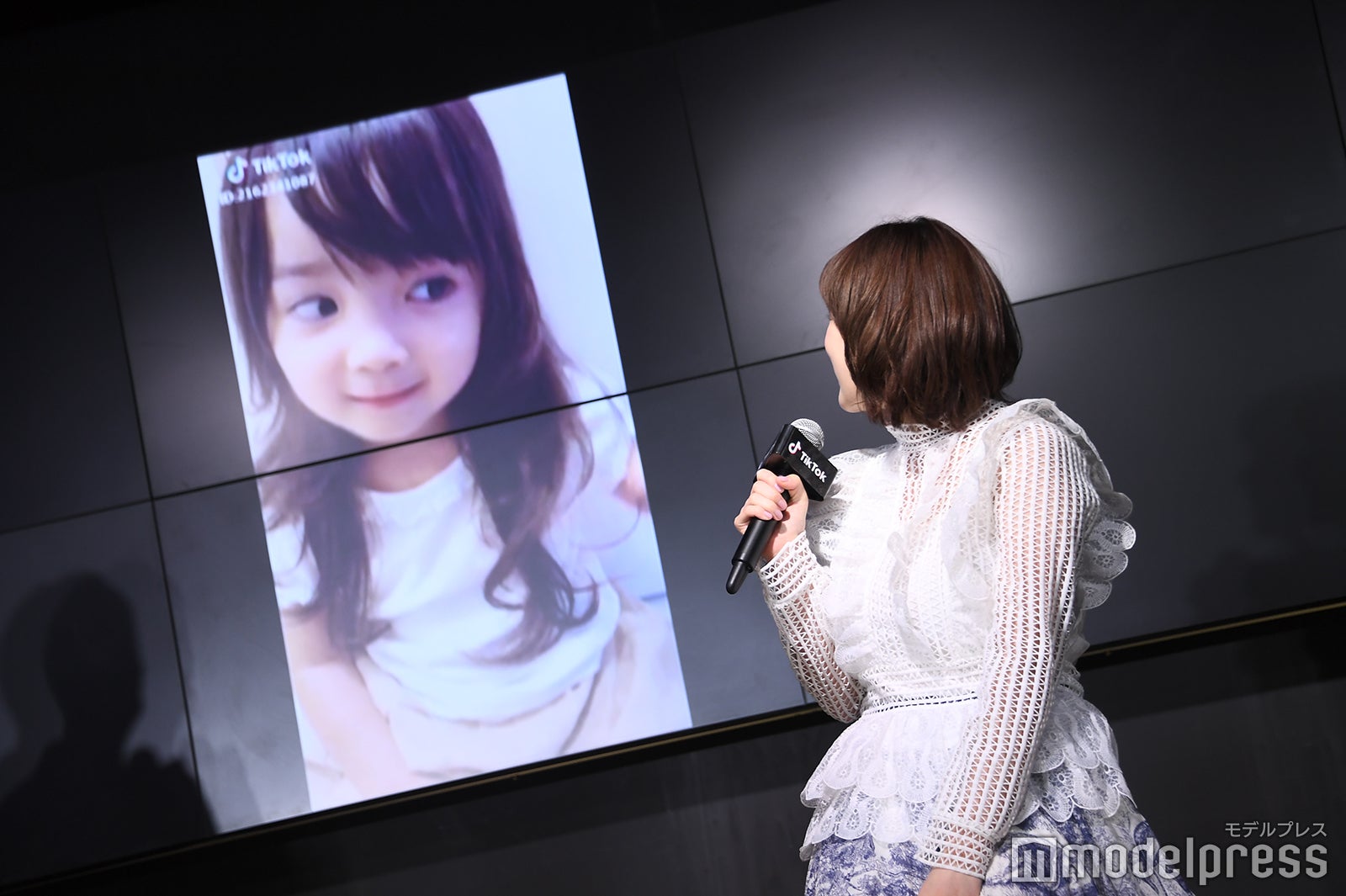 動画を鑑賞する筧美和子 （C）モデルプレス