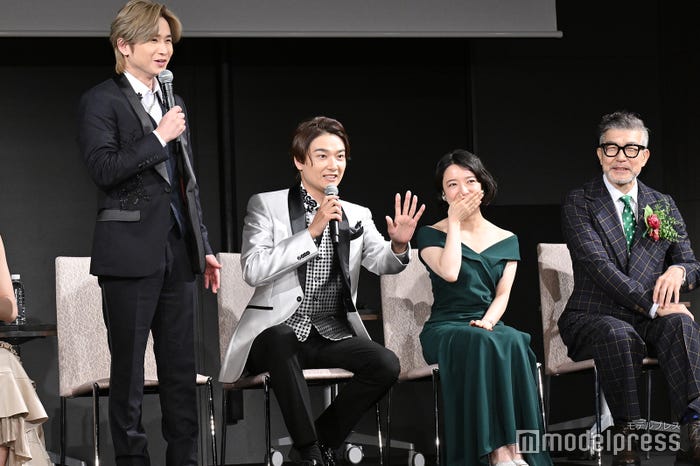 立ち上がる堂本光一、何かを伝える井上芳雄、笑う上白石萌音(C)モデルプレス