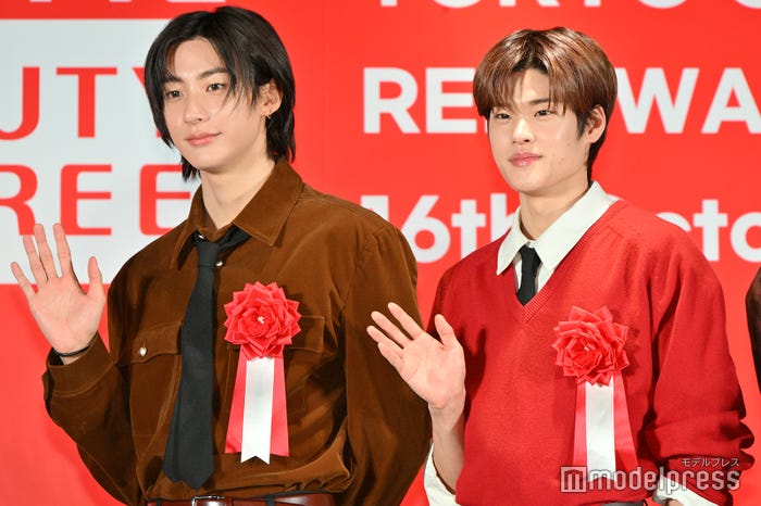 手を振るアントン、ソヒ(C)モデルプレス