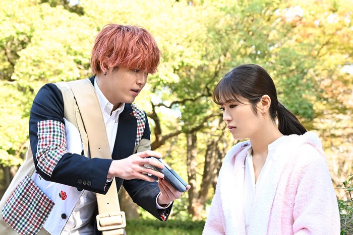 吉澤閑也、渋谷凪咲「地獄の果てまで連れていく」第1話より(C)TBS