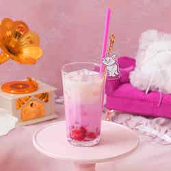 <マリー>ストロベリーミルク税込990円(C)Disney