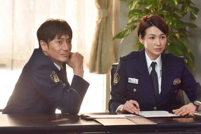 伊勢谷友介、吉瀬美智子「未満警察 ミッドナイトランナー」第1話より(C)日本テレビ
