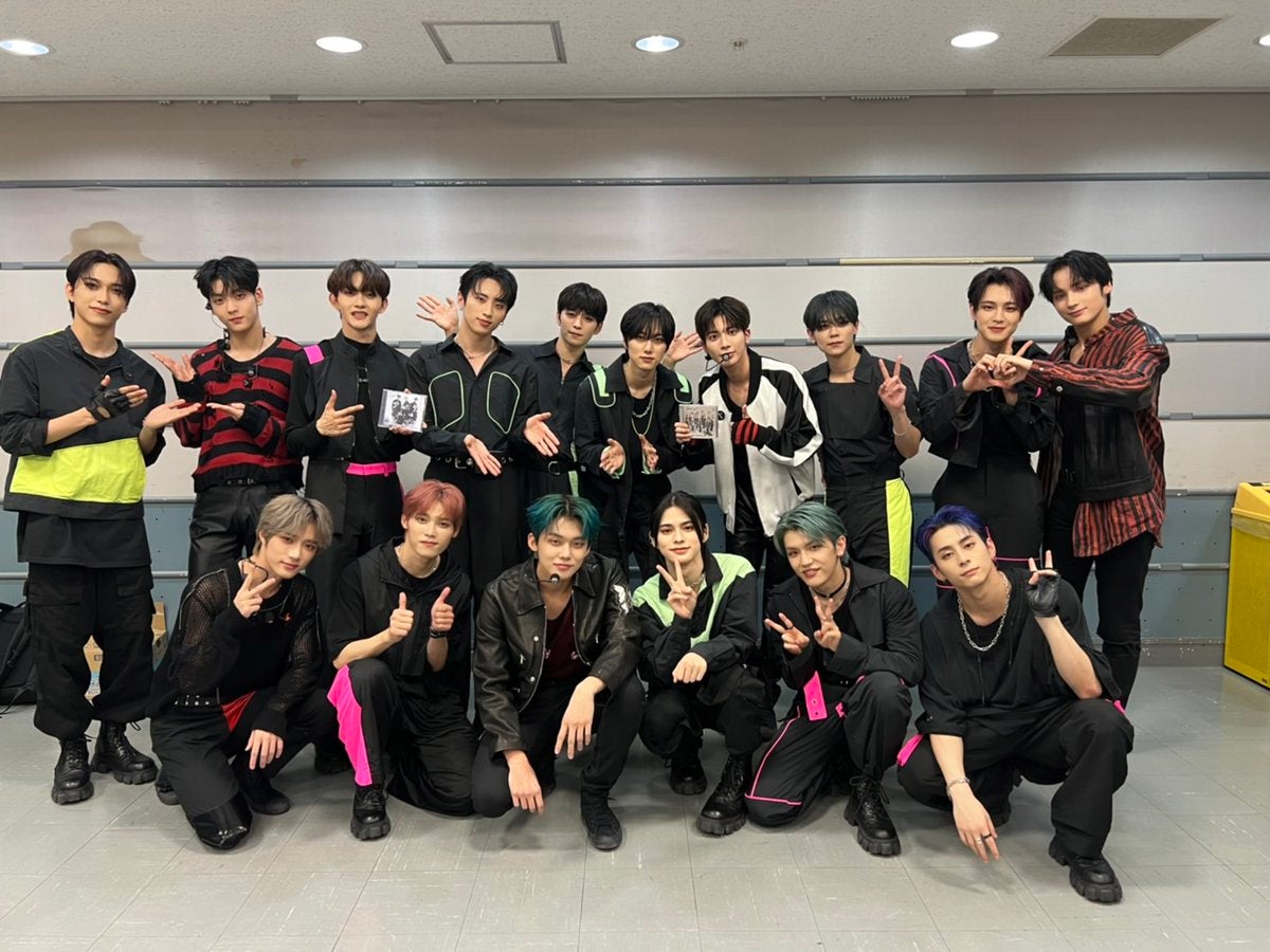 INI、TOMORROW X TOGETHERとの集合ショット公開で「イケメンしかいない」「目の保養」の声 ポーズにも注目