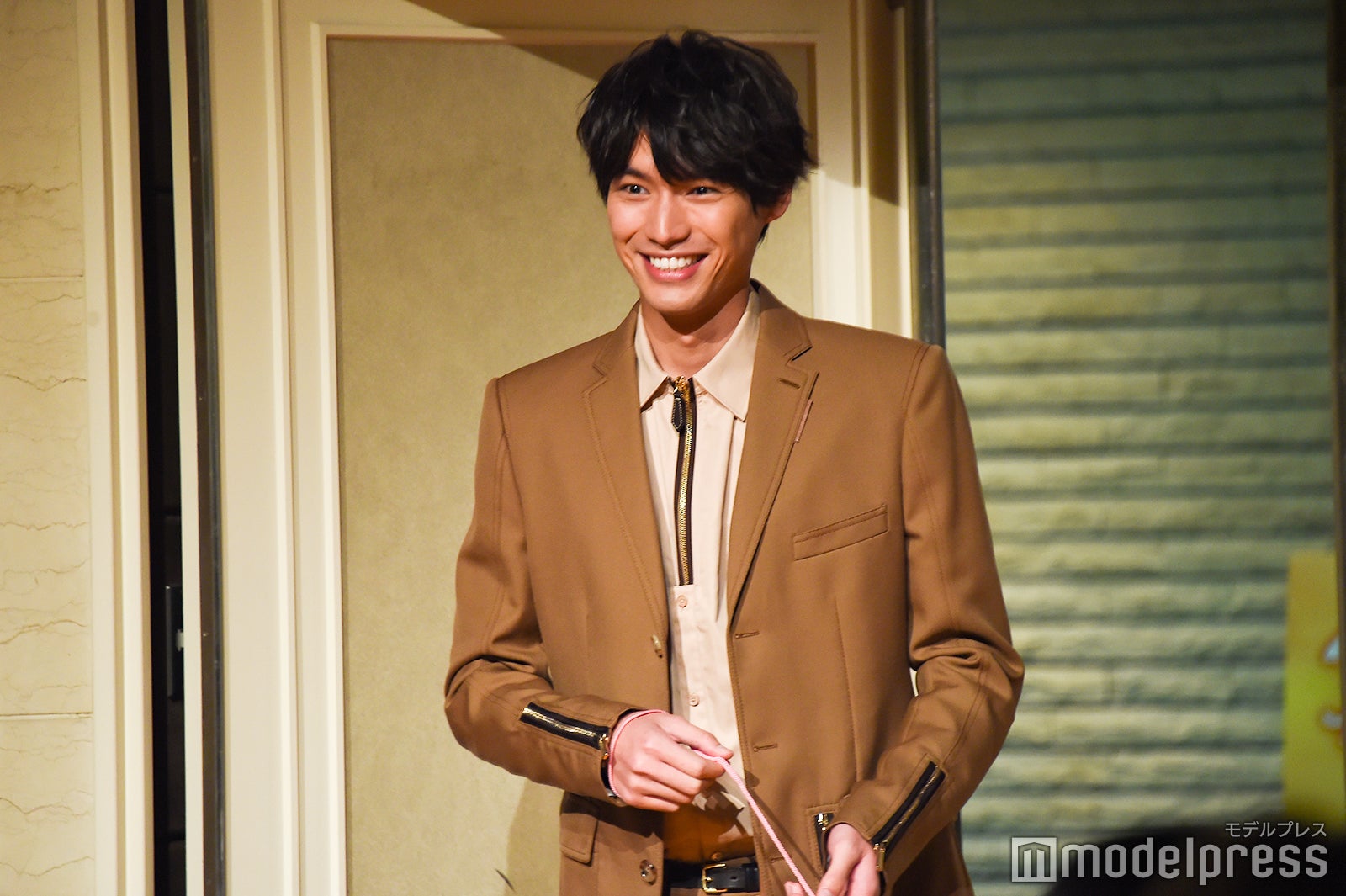 “シロ”を連れて登場した福士蒼汰 （C）モデルプレス