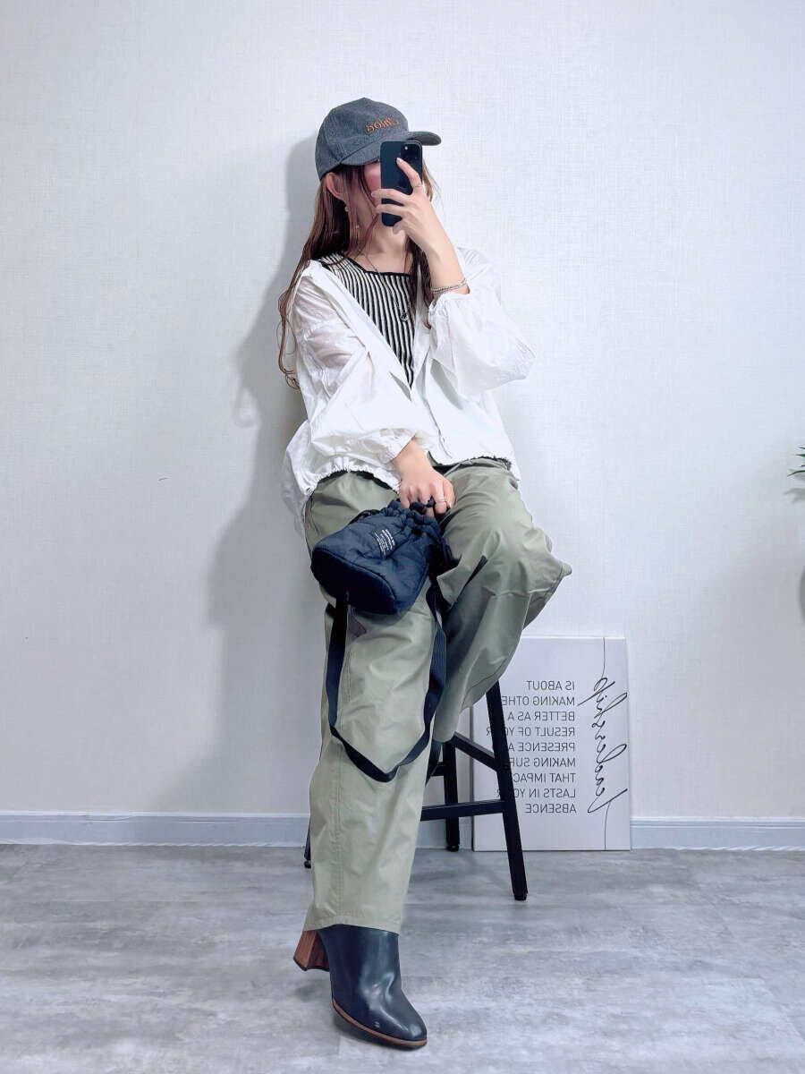 GU　GIRLSドライイージーバレルレッグパンツ　オリーブ×シアーパーカーコーデ