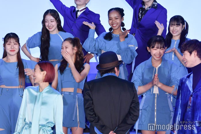 古田新太のまさかのポージングに笑うLittle Glee Monster(C)モデルプレス