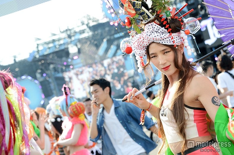 メインステージをバックに