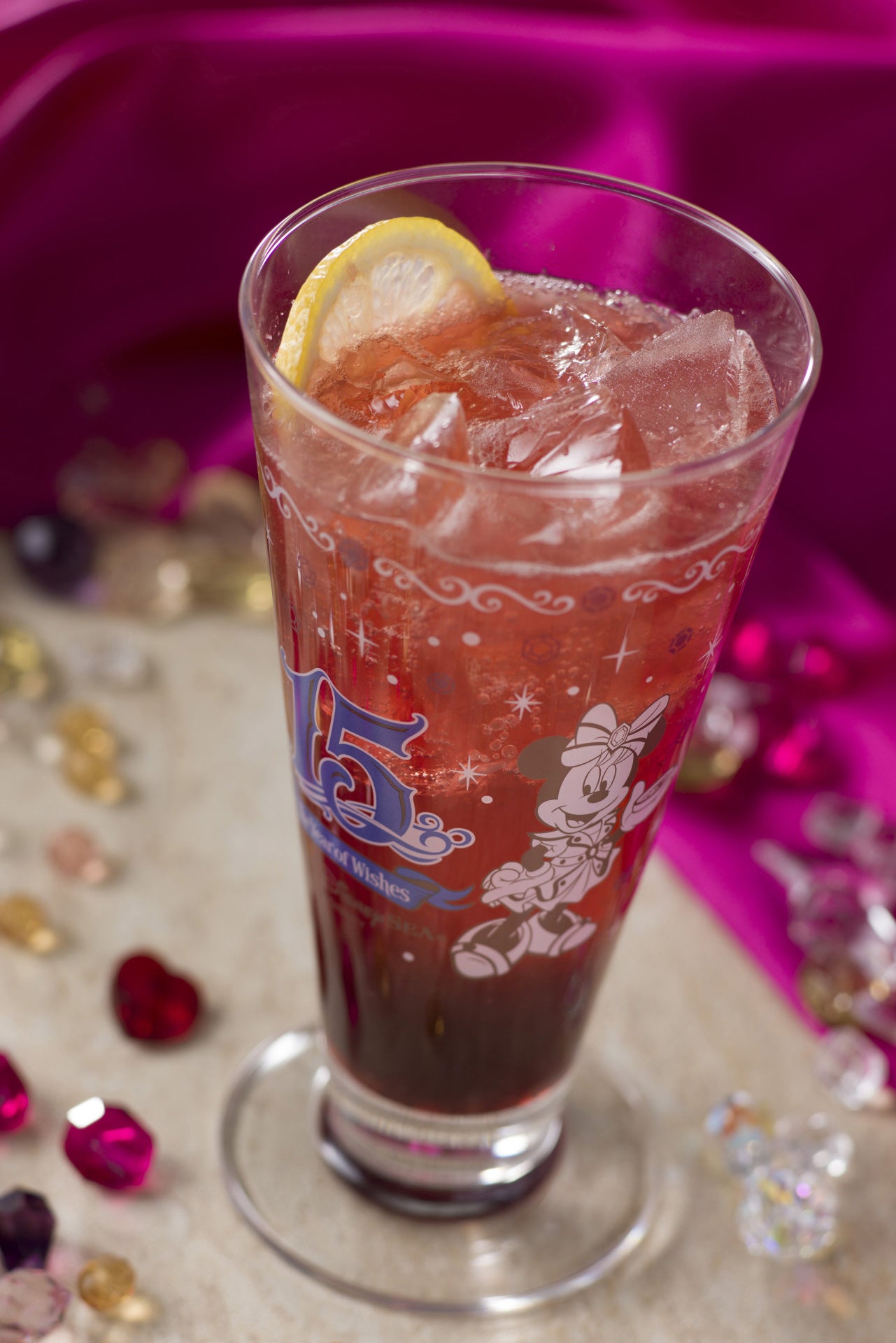 スペシャルソフトドリンク、コレクタブルグラス付き（ミニー）￥1700（C）Disney