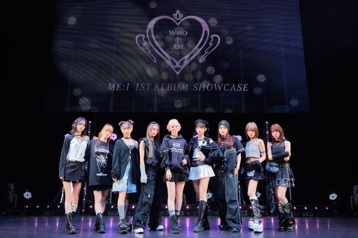 (左から)KOKONA、AYANE、KEIKO、MIU、SUZU、RINON、MOMONA、SHIZUKU、TSUZUMI「ME:I 1ST ALBUM『WHO I AM』リリース記念SHOWCASE」(C)LAPONE GIRLS