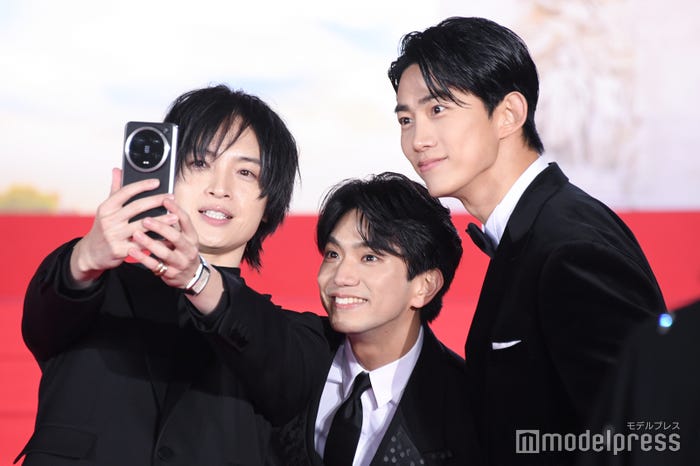 仲良くセルカを撮る玉森裕太、正門良規、及川光博(C)モデルプレス