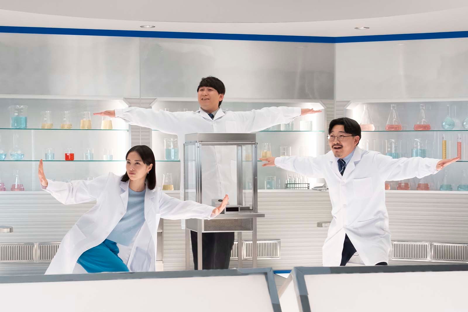 広瀬すず、オズワルド／「実験するぞ！AGC／宣言篇」「実験するぞ！AGC／AFLAS篇」より（提供写真）