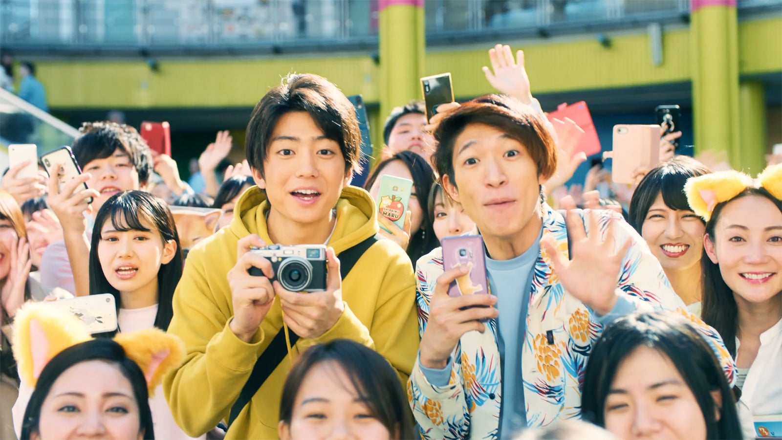 伊藤健太郎（左）／新TVCM「柴犬まる」篇（提供画像）