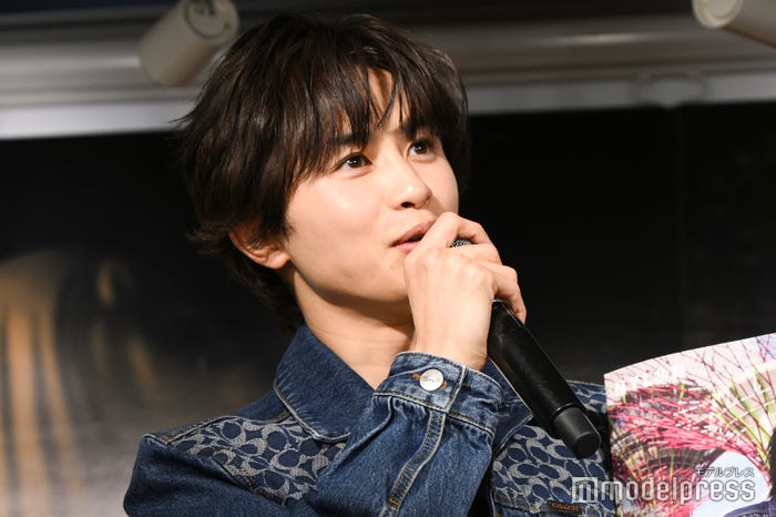 タカシとの食事にソワソワする草川拓弥(C)モデルプレス