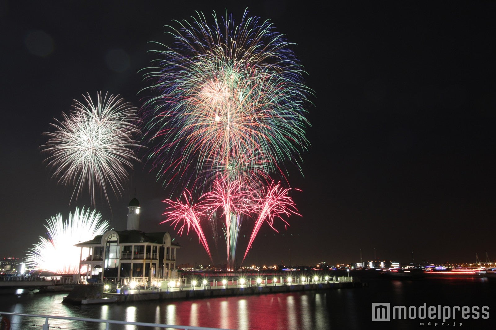 スペクタクル花火の豪華ショーで夏先取り 「横浜開港祭」がイベント目白押し