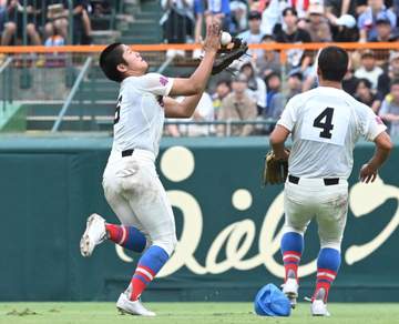 花咲徳栄の遊撃手・岩井の好プレーに甲子園が沸く 後ろ向きに捕球→外野の芝の上で一回転 マウンドの黒川も頭上で拍手し感謝