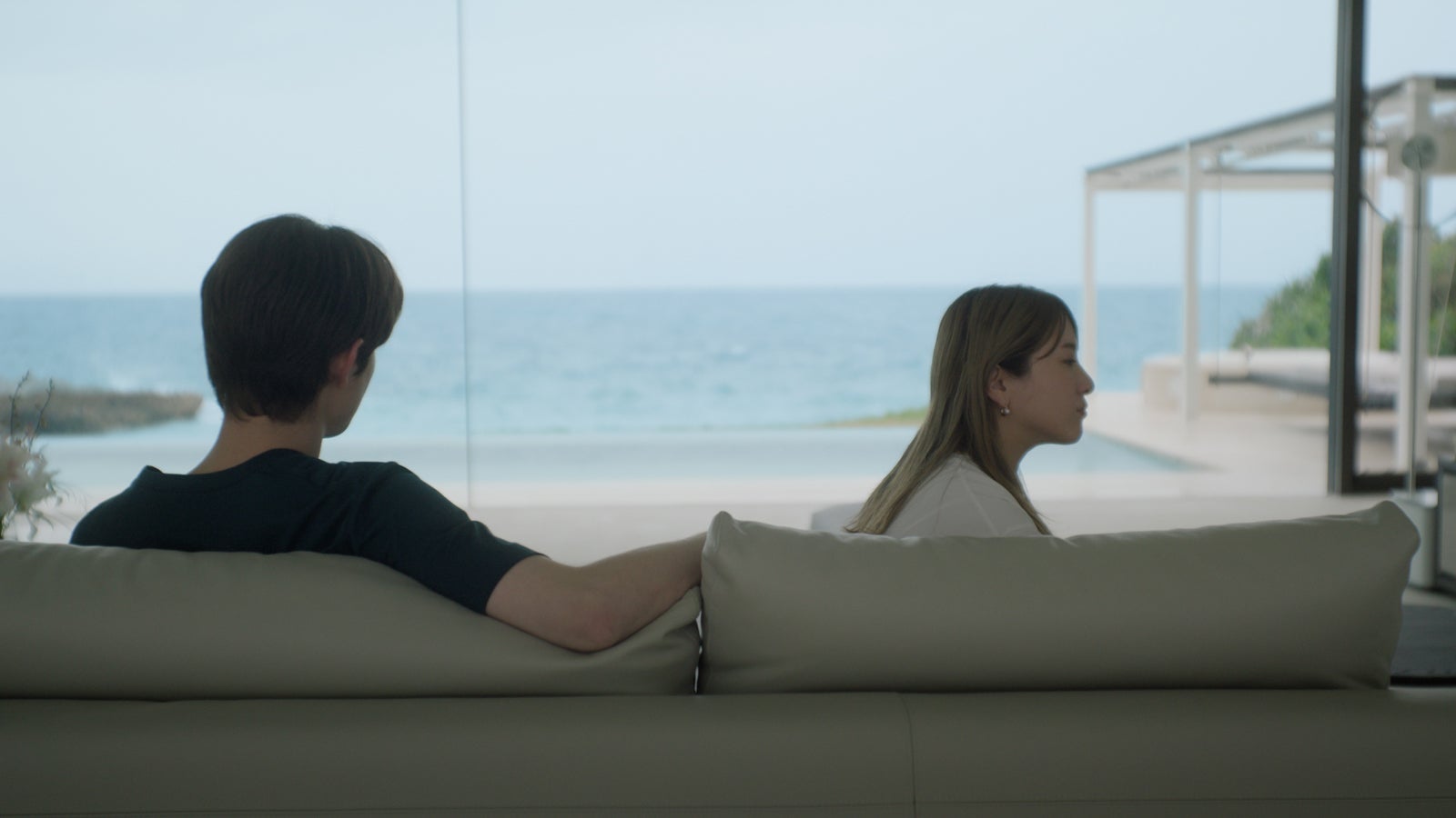 宮沢氷魚、吉高由里子／新TVCM「リッチクリーンTeeは、まちがいない服。海の見える部屋篇」より（提供写真）