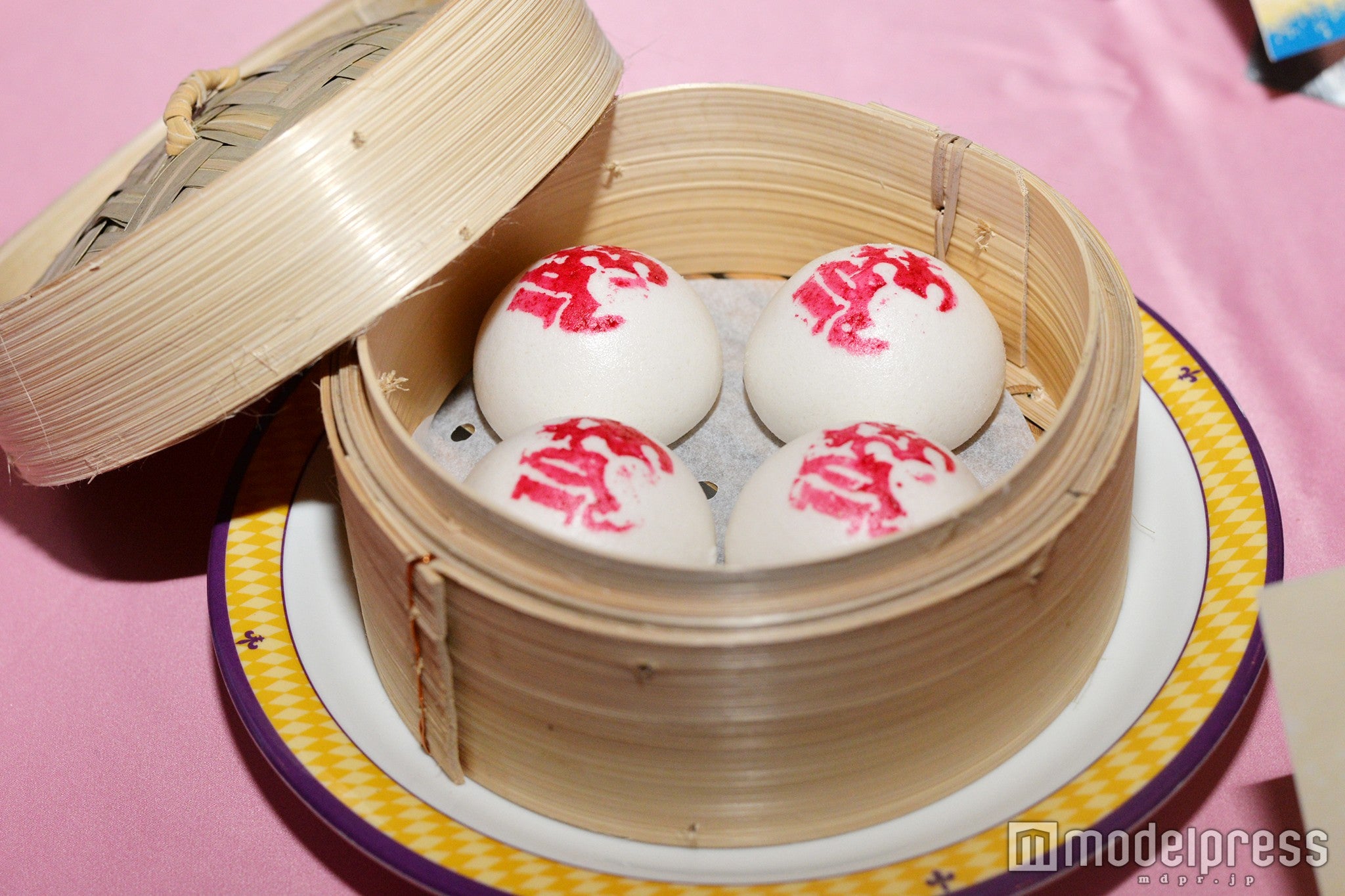 「ロイヤルバンケット・ホール」の蒸しまんじゅう（C）モデルプレス