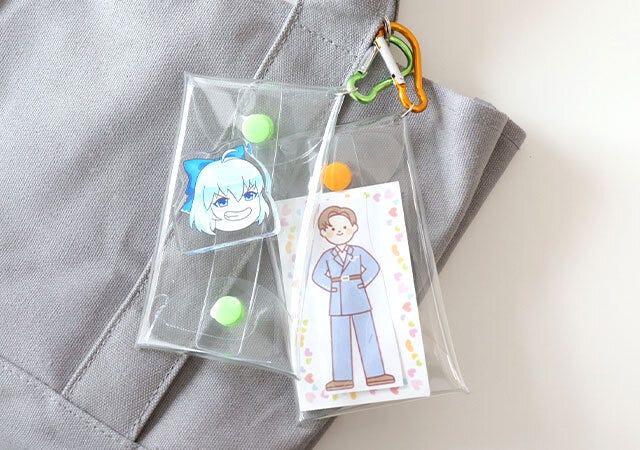 ダイソー　アクスタおでかけケース（カラビナ付、オレンジ）　アクスタおでかけケース（カラビナ付、グリーン）　使用例
