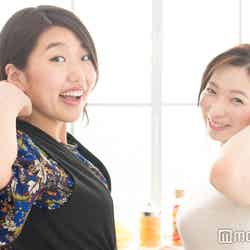 （左から）横澤夏子、鶴愛佳（C）モデルプレス