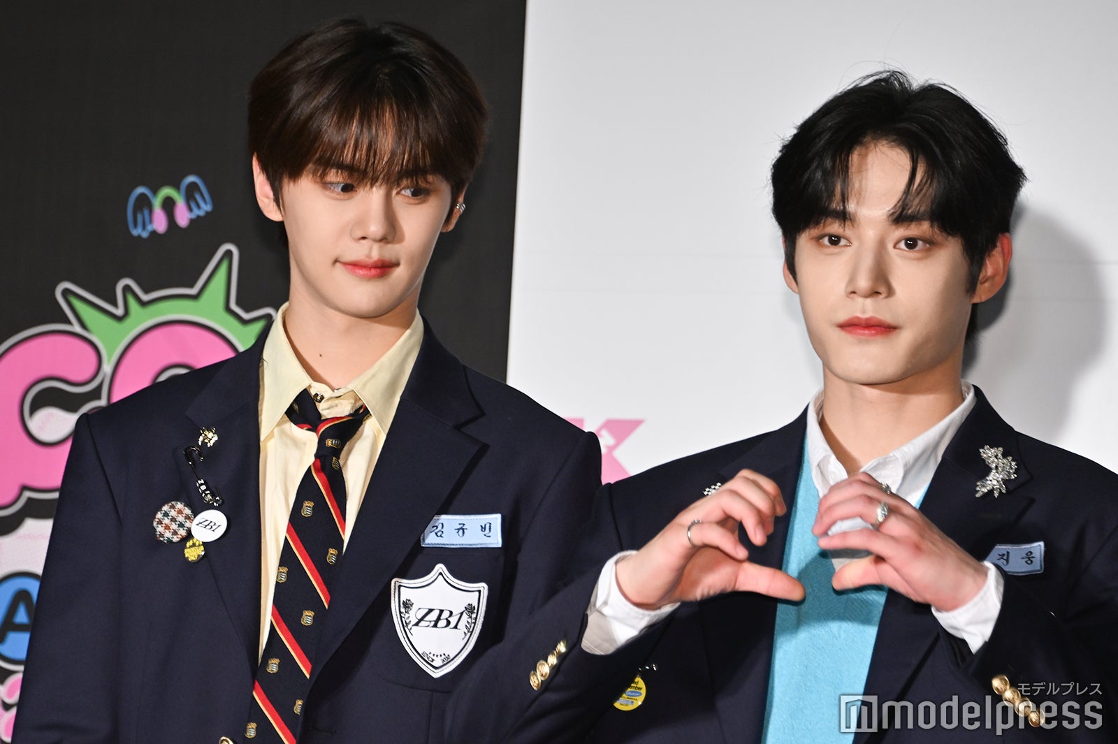 ハートを作るキム・ジウン（右）を見るキム・ギュビン（C）モデルプレス