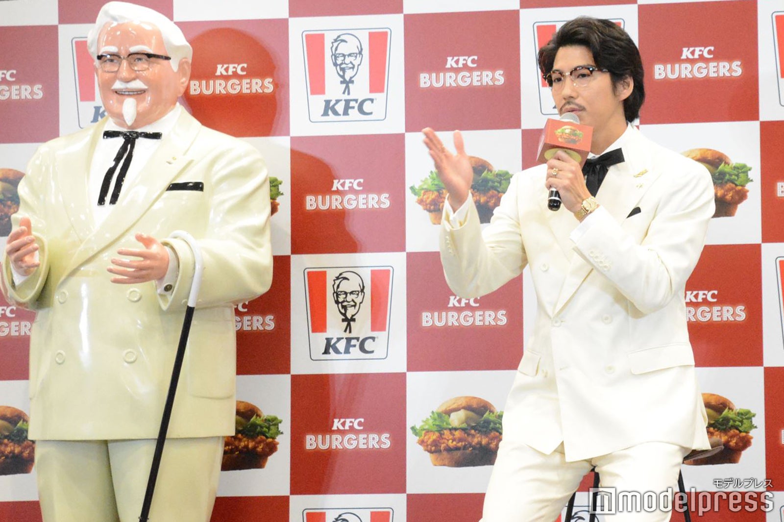 カーネル・サンダースと賀来賢人 （C）モデルプレス