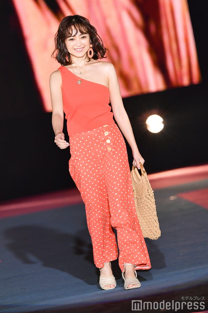 安達祐実 ガルアワ 登場で歓声飛び交う 肩出しスタイルで美肌披露 Girlsaward 19 Spring Summer モデルプレス 安達祐実 ガルアワ 登場で歓声飛び交う 肩出しスタイルで美肌披露 Girlsaward 19 Spring Summer モデルプレス
