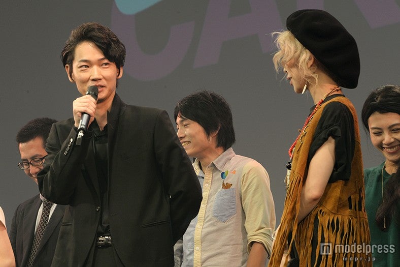 綾野剛（左）、加藤ミリヤ